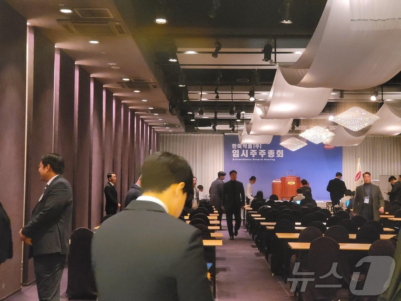 본문 이미지 - 19일 서울 송파구 교통회관에서 열린 한미약품 임시 주주총회장에 한 주주가 들어가고 있다. 2024. 12. 19/뉴스1 황진중 기자