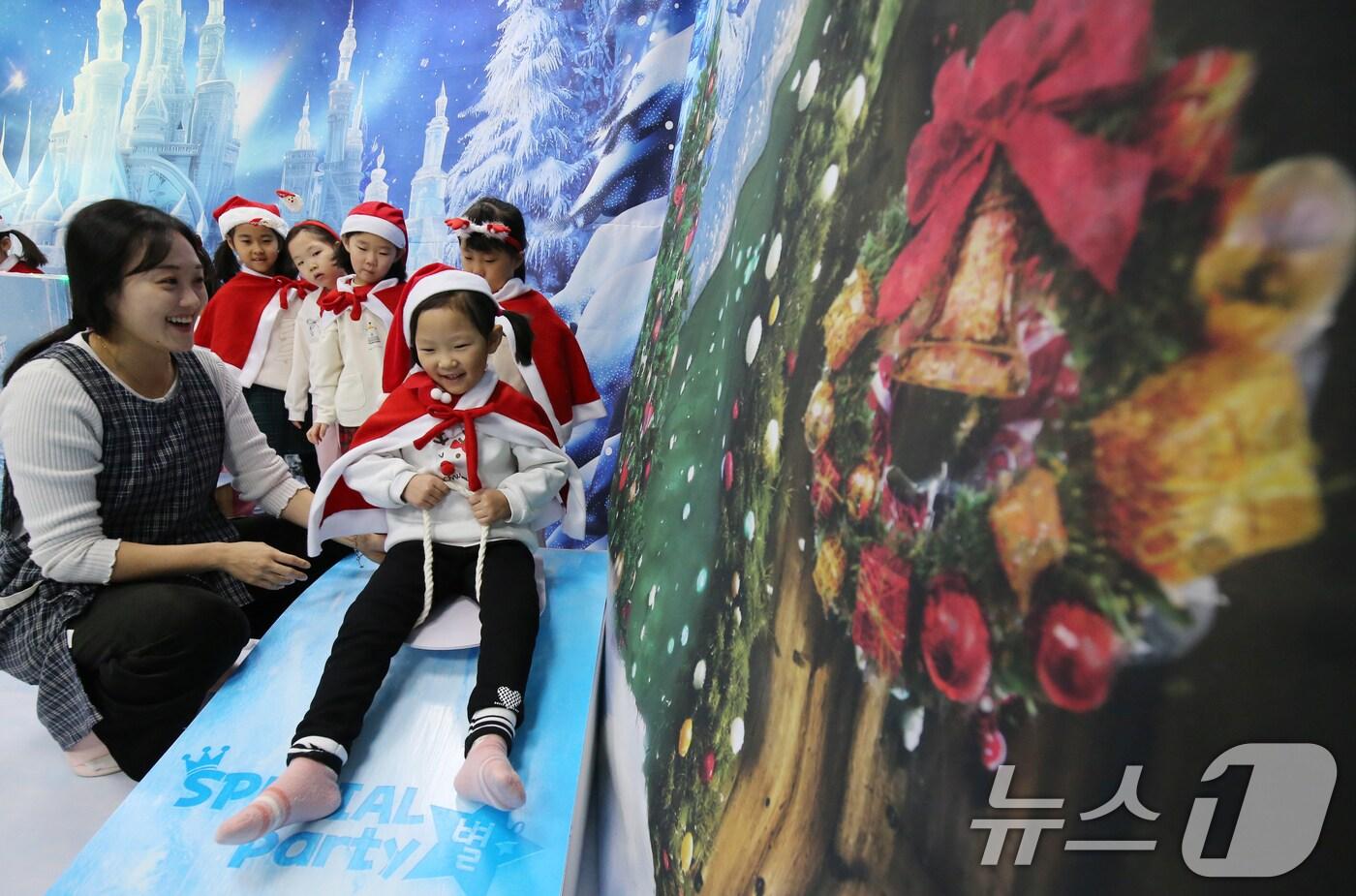 본문 이미지 - 25일 대전·충남은 대부분의 지역에 아침 기온이 영하 5도 내외로 낮아 추울 것으로 예보됐다. 대전 유성구청 어린이집에서 원생들이 산타 모자를 쓰고 크리스마스 행사를 즐기고 있다. /뉴스1 ⓒ News1 김기태 기자