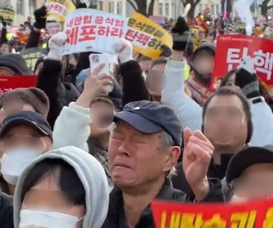 본문 이미지 - 지난 14일 윤석열 대통령 탄핵 촉구 집회에 참석한 이승방 씨(77)가 탄핵소추안 가결이 발표된 순간 눈을 질끈 감고 감격에 겨워하고 있다. (엑스 갈무리)