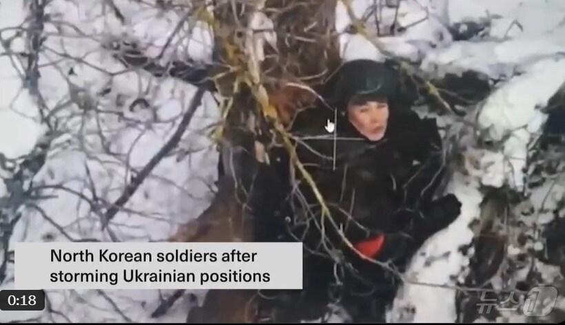 본문 이미지 - 북한군으로 추정되는 병사가 살상용 드론을 바라보고 있는 모습(젤렌스키 우크라이나 대통령 X 계정에 업로드된 영상 캡처)