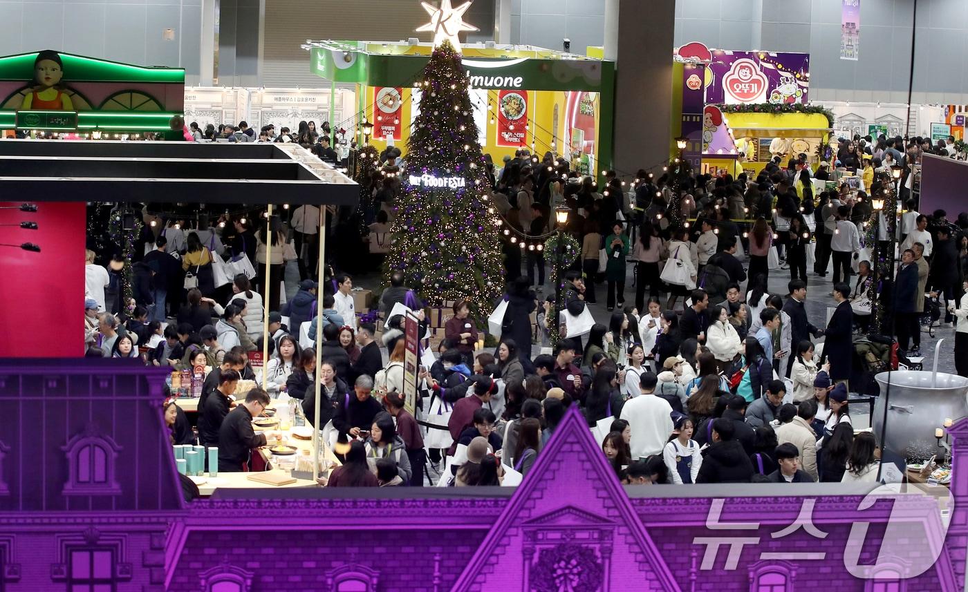 본문 이미지 - 19일 서울 강서구 코엑스마곡 르웨스트에서 열린 미식 축제 ‘컬리푸드페스타 2024’. 2024.12.19/뉴스1 ⓒ News1 권현진 기자
