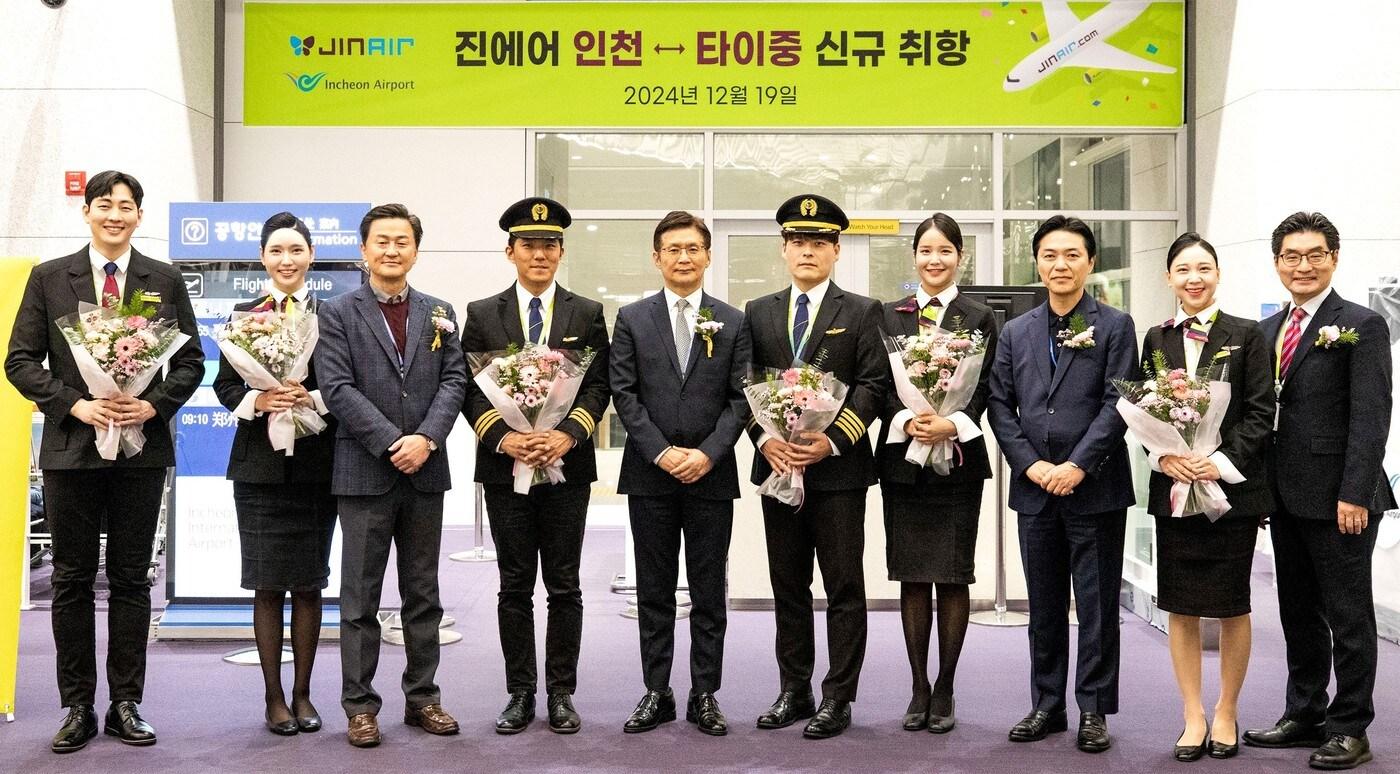 본문 이미지 - 박병률 진에어 대표이사(왼쪽으로부터 5번째)와 임직원들이 기념 사진을 촬영하고 있다(진에어 제공)