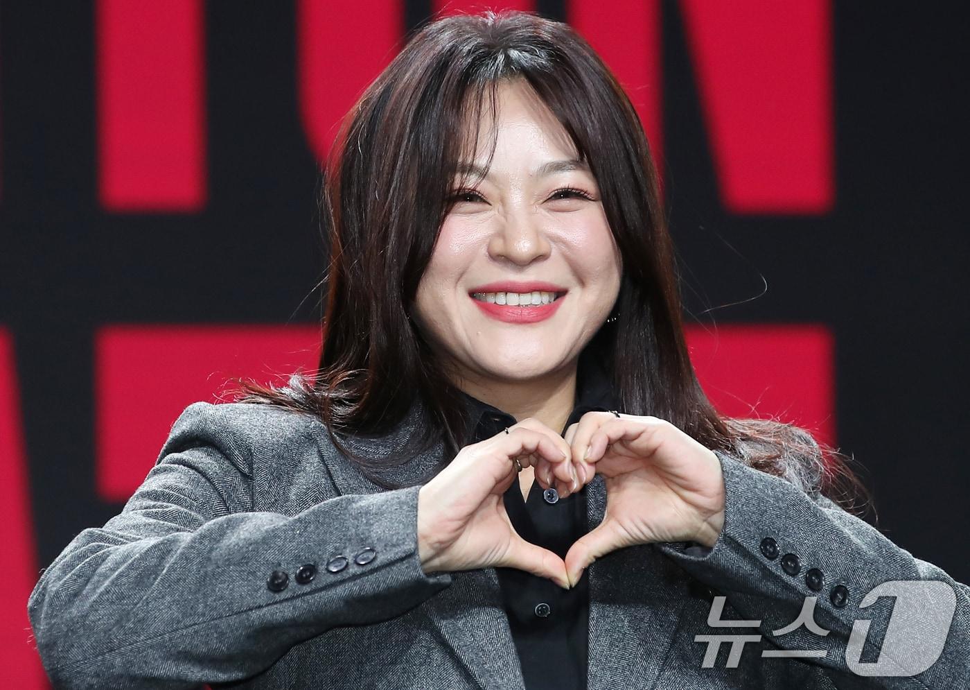 가수 이영현이 19일 오후 서울 강남구 일지아트홀에서 가진 정규 3집 'PRIVATE(프라이빗)' 발매 기념 쇼케이스에서 포즈를 취하고 있다. 2024.12.19/뉴스1 ⓒ News1 권현진 기자