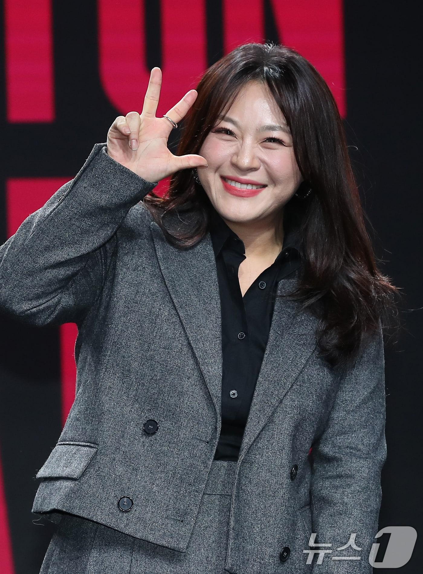 본문 이미지 - 가수 이영현이 19일 오후 서울 강남구 일지아트홀에서 가진 정규 3집 'PRIVATE(프라이빗)' 발매 기념 쇼케이스에서 포즈를 취하고 있다. 2024.12.19/뉴스1 ⓒ News1 권현진 기자