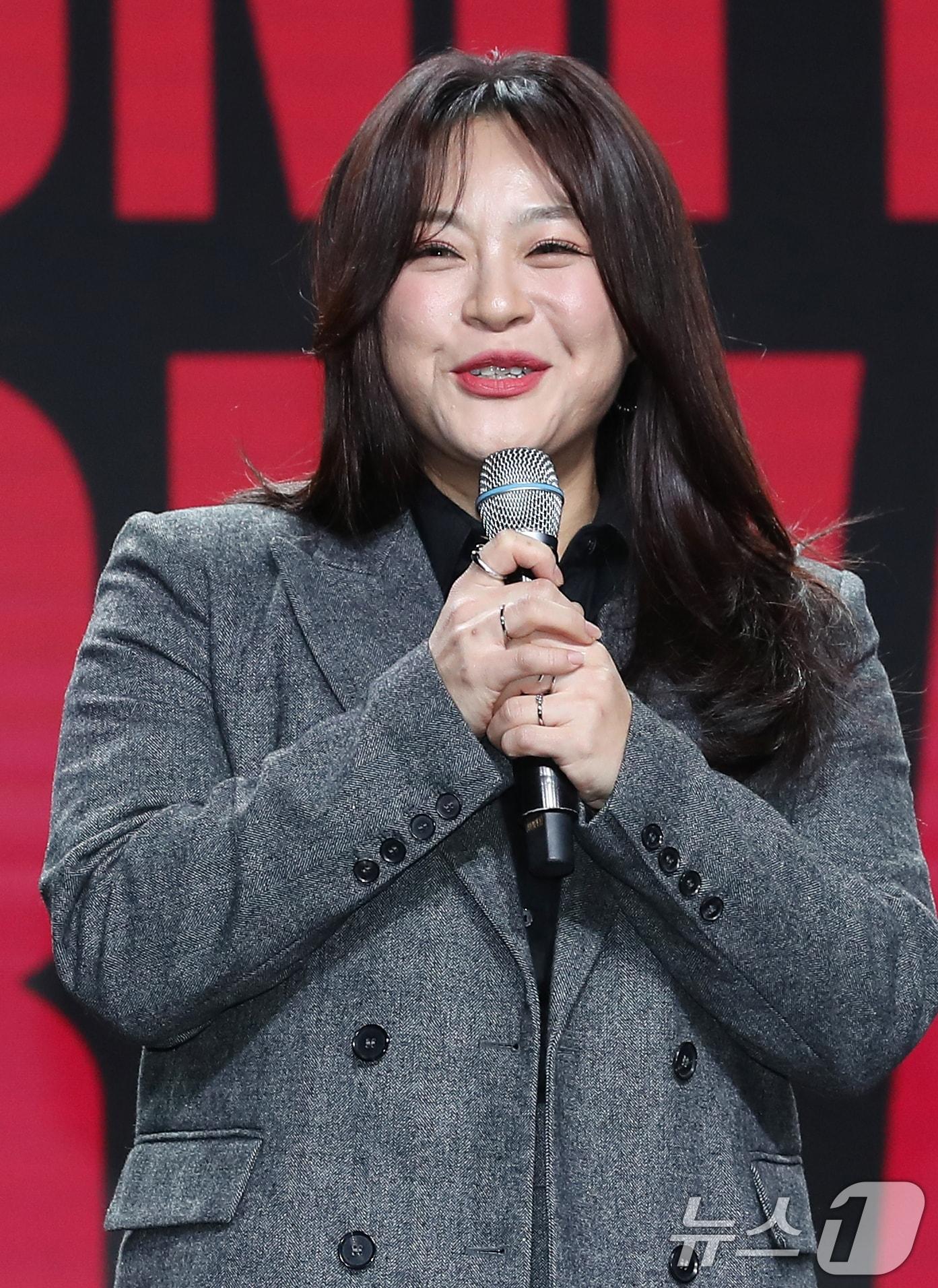 본문 이미지 - 가수 이영현이 19일 오후 서울 강남구 일지아트홀에서 가진 정규 3집 'PRIVATE(프라이빗)' 발매 기념 쇼케이스에서 인사말을 하고 있다. 2024.12.19/뉴스1 ⓒ News1 권현진 기자