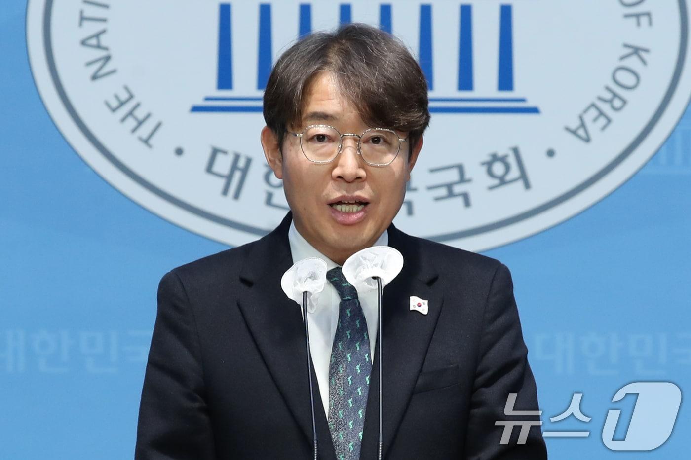 본문 이미지 - 국회 윤석열 대통령 탄핵소추단 간사인 최기상 더불어민주당 의원이 19일 오후 서울 여의도 국회 소통관에서 소추위원 법사위원장의 법률대리인 17명의 명단을 발표하고 있다. 대리인단 공동 대표는 김이수 전 헌법재판소장 권한대행과 송두환 전 국가인권위원장, 이광범 전 이명박 내곡동 사저 특별검사 등 3명이다. 2024.12.19/뉴스1 ⓒ News1 이광호 기자