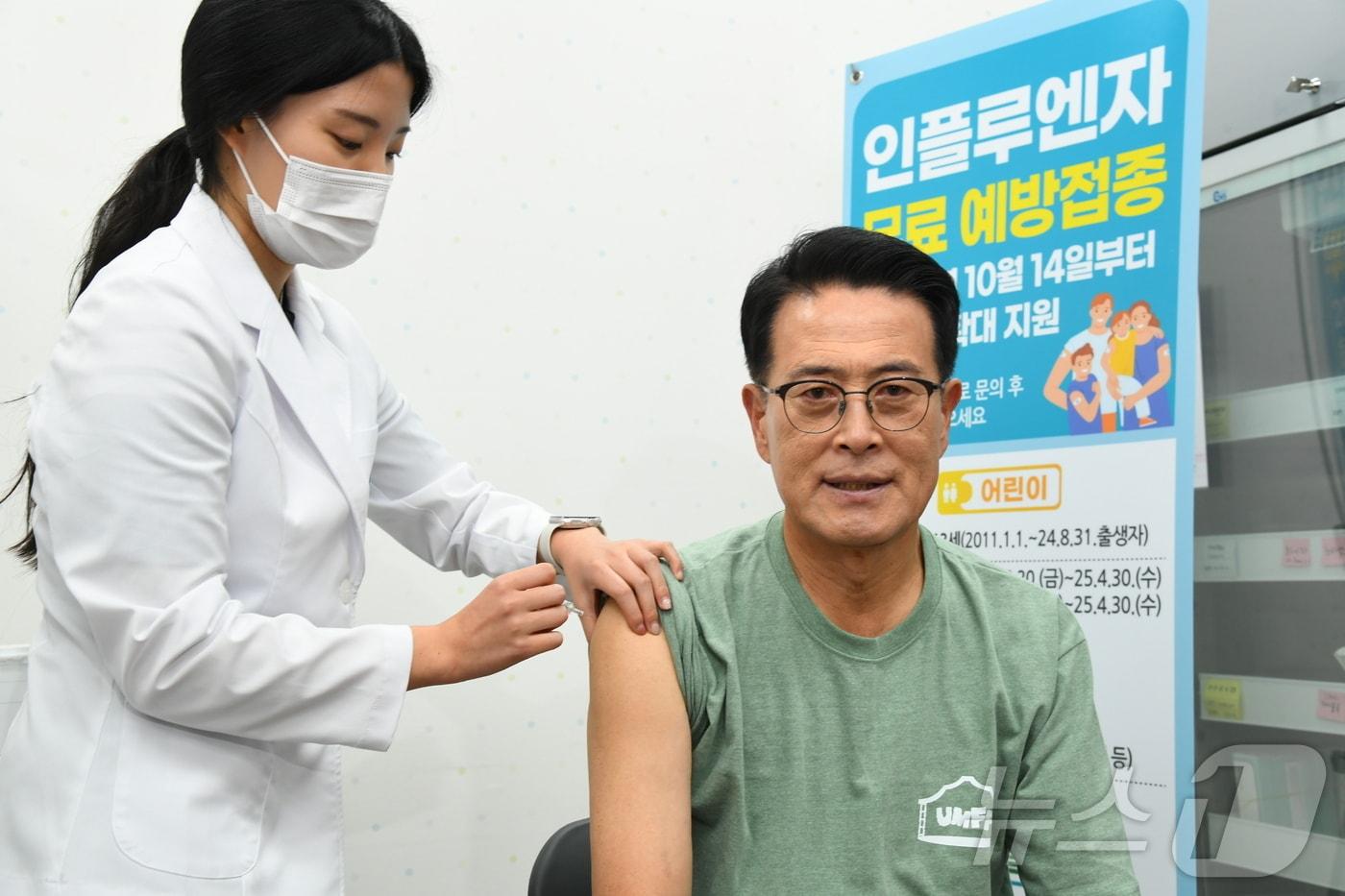 본문 이미지 - 울주군이 올해 군정을 가장 빛낸 최고의 정책에 ‘울산 최초 전 군민 독감 접종’이 선정됐다고 19일 밝혔다.이순걸 군수가 독감 예방 접종을 하고 있다.