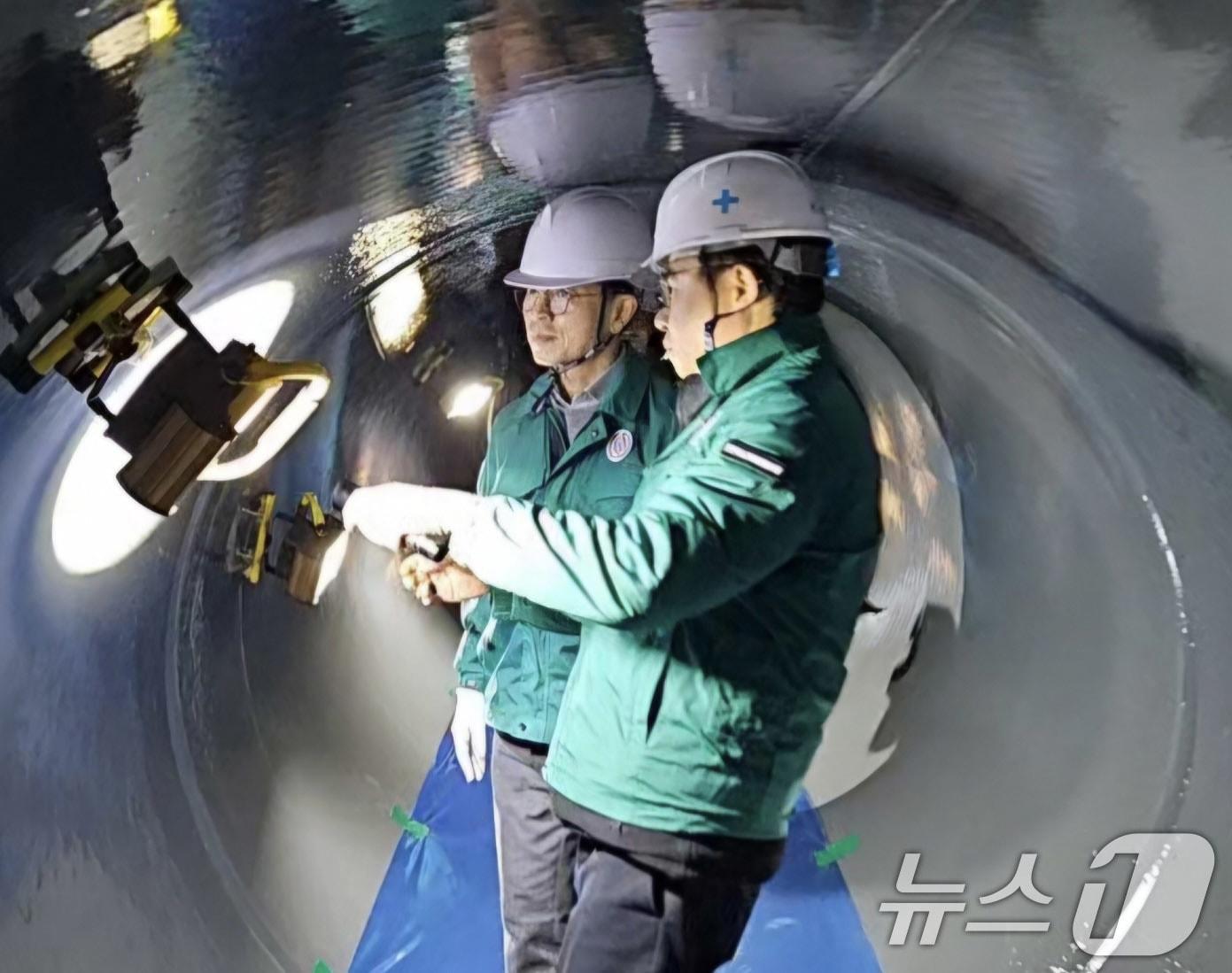 본문 이미지 - 김완섭 환경부 장관이 인천 계양구 수도권 1단계 광역상수도 노후관 개량 현장에서 안전한 수돗물 공급체계를 점검하고 있다. (환경부 제공) 2024.12.19/뉴스1