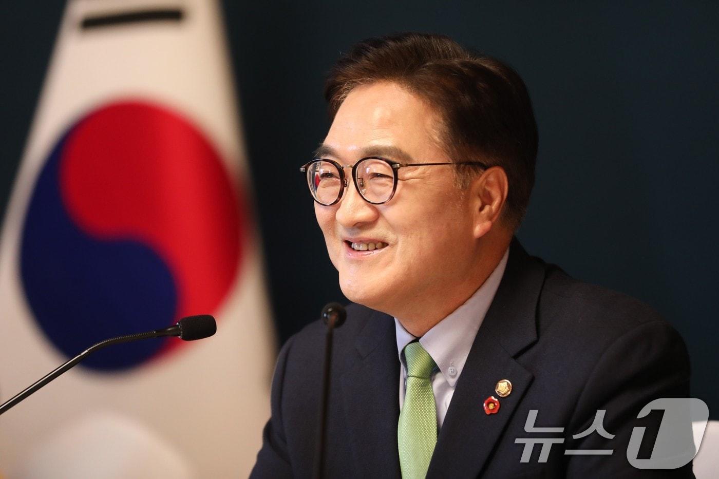 우원식 국회의장이 19일 오후 서울 여의도 국회 사랑재에서 외신 기자회견을 하고 있다. 2024.12.19/뉴스1 ⓒ News1 국회사진취재단