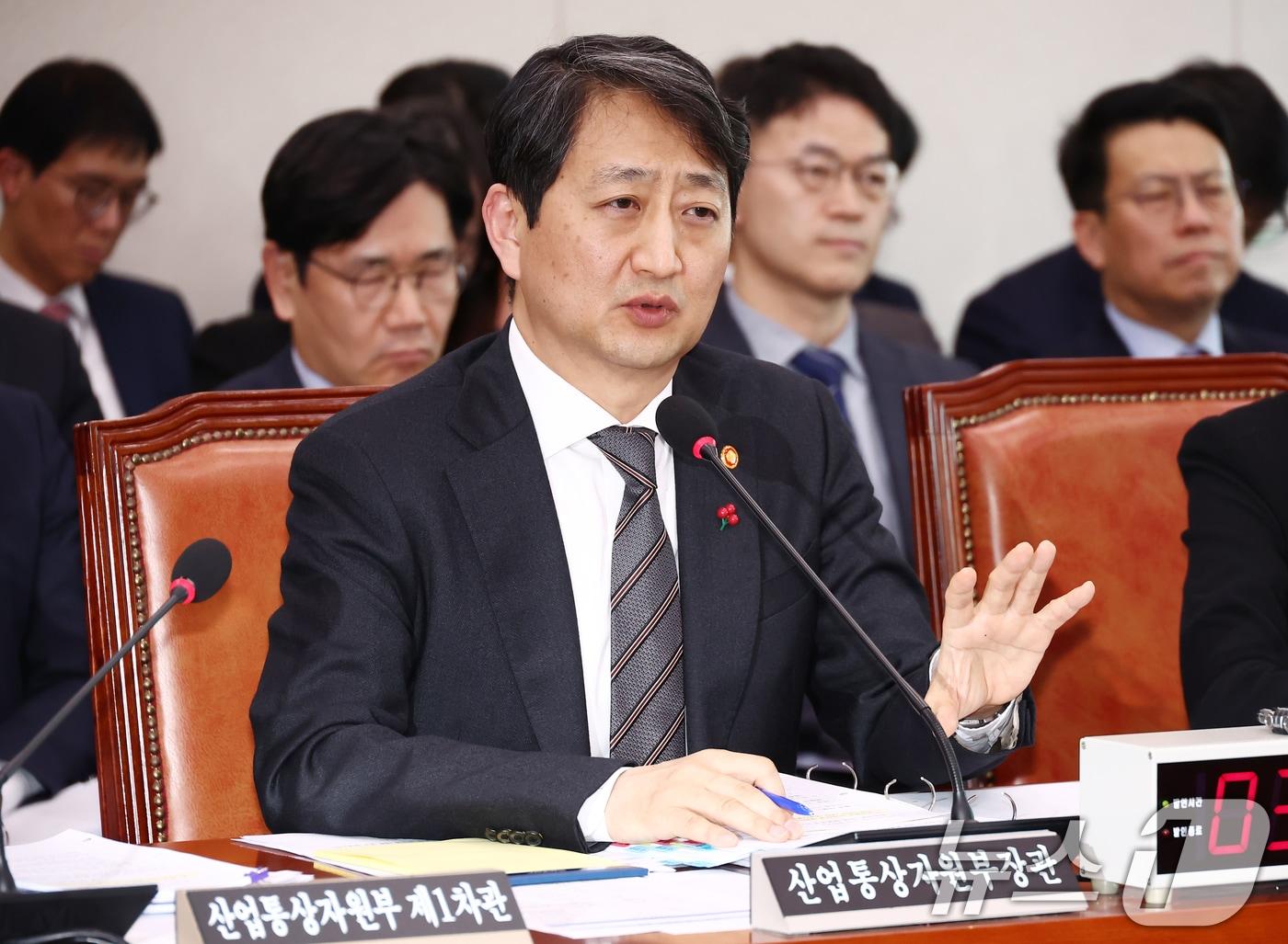 본문 이미지 - 안덕근 산업통상자원부 장관이 19일 오후 서울 여의도 국회에서 열린 산업통상자원중소벤처기업위원회 전체회의에서 질의에 답변하고 있다. 2024.12.19/뉴스1 ⓒ News1 김민지 기자