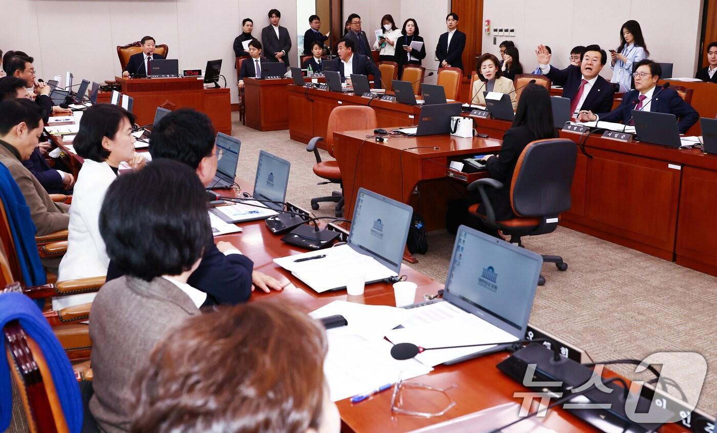 본문 이미지 - 9일 오후 서울 여의도 국회에서 열린 산업통상자원중소벤처기업위원회 전체회의에서 여야 의원들이 계엄 사태와 관련해 언성을 높이고 있다. 2024.12.19/뉴스1 ⓒ News1 김민지 기자