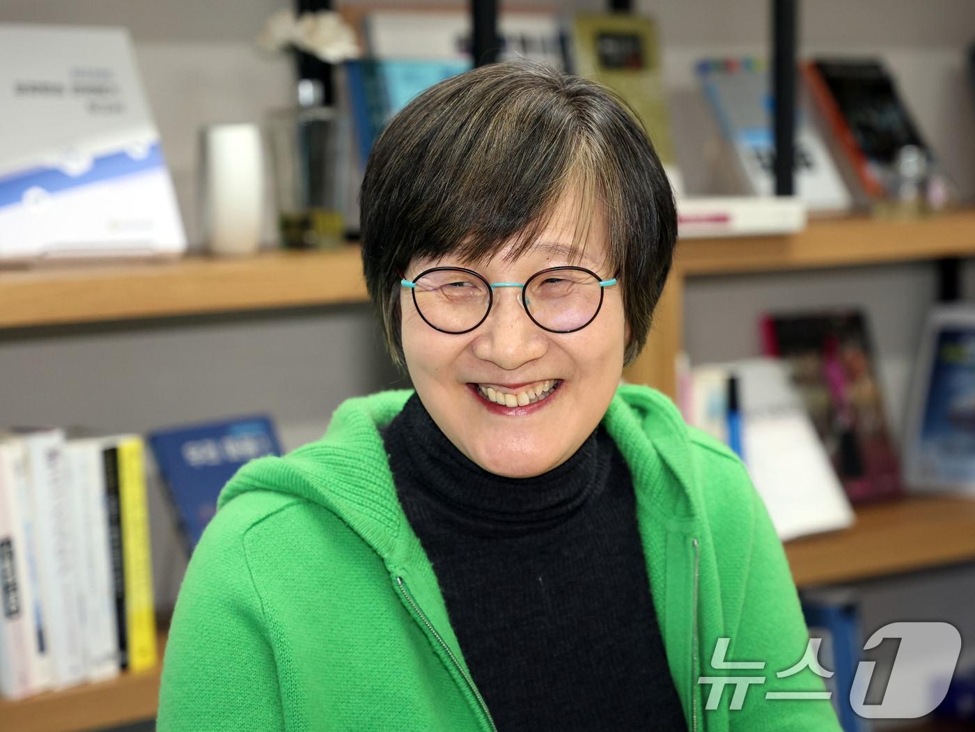 본문 이미지 - MBC 대주주 방송문화진흥회(방문진) 권태선 이사장이 19일 오후 서울 마포구 방송문화진흥회 회의실에서 1심 선고 관련 입장문을 발표하며 미소를 보이고 있다. 서울행정법원 행정5부는 이날 권 이사장이 방송통신위원회를 상대로 제기한 방문진 이사 해임 처분 취소 소송에서 원고 승소로 판결했다. 2024.12.19/뉴스1 ⓒ News1 황기선 기자