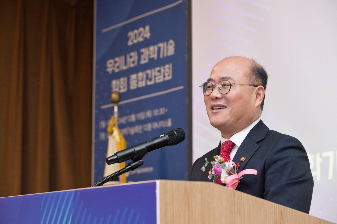 본문 이미지 - 이창윤 과학기술정보통신부 제1차관이 19일 서울시 한국과학기술회관에서 열린 '2024 우리나라 과학기술 학회 종합간담회'에 참석해 모두 발언을 하고 있다. (과학기술정보통신부 제공) 2024.12.19 /뉴스1