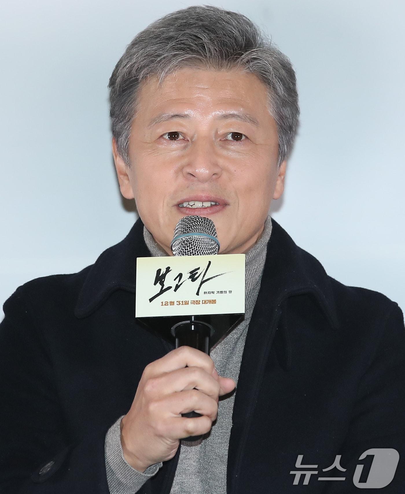 본문 이미지 - 배우 권해효가 19일 서울 강남구 메가박스 코엑스에서 열린 영화 '보고타 : 마지막 기회의 땅' 언론시사회에 참석해 인사말을 하고 있다. '보고타 : 마지막 기회의 땅'은 IMF 직후, 새로운 희망을 품고 지구 반대편 콜롬비아 보고타로 향한 국희(송중기 분)가 보고타 한인 사회의 실세 수영(이희준 분), 박병장(권해효 분)과 얽히게 되면서 벌어지는 이야기를 그린 작품이다. 2024.12.19/뉴스1 ⓒ News1 권현진 기자