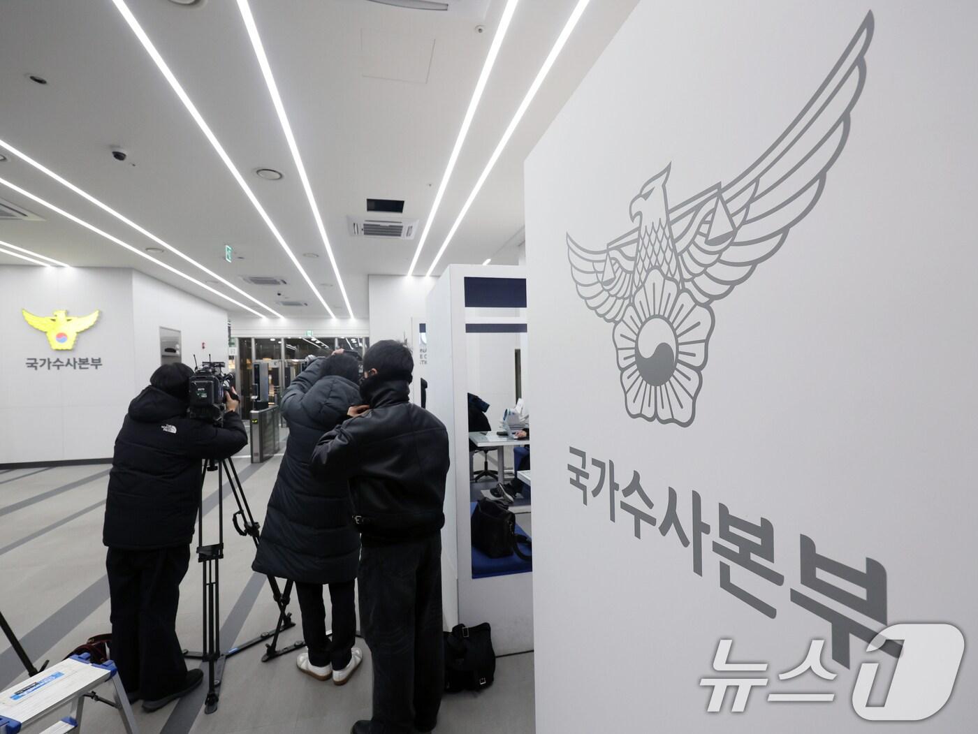 본문 이미지 - 서울 서대문구 경찰청 국수본에서 취재진이 대기하는 모습. 2024.12.19/뉴스1 ⓒ News1 황기선 기자