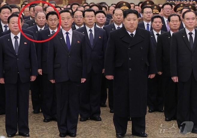 본문 이미지 - (평양 노동신문=뉴스1) = 김정은 노동당 총비서가 지난 17일 금수산태양궁전을 참배했다. 이 때 김영철도 동행했다.[국내에서만 사용가능. 재배포 금지. DB 금지. For Use Only in the Republic of Korea. Redistribution Prohibited] rodongphoto@news1.kr