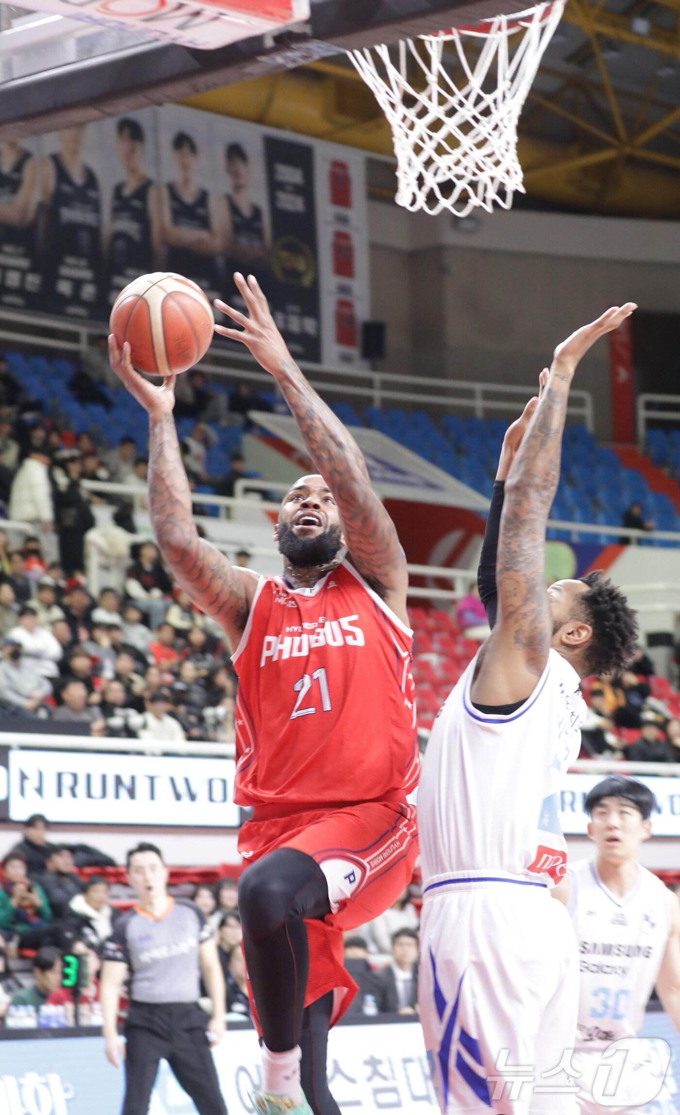 본문 이미지 - 19일 오후 울산 동천체육관에서 열린 '2024-2025 KCC 프로농구 정규리그 울산현대모비스와 서울 삼성의 경기에서 울산 숀롱이 슛을 하고 있다.2024.12.19/뉴스1 ⓒ News1 김지혜 기자