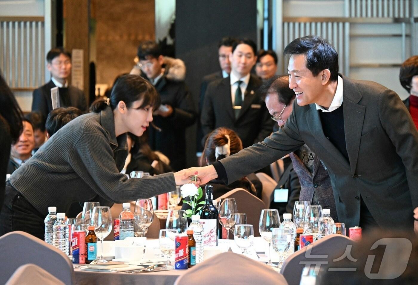 본문 이미지 - 오세훈 서울시장이 서울 체육관계자와 인사를 나누는 모습. (서울시 제공)ⓒ 뉴스1