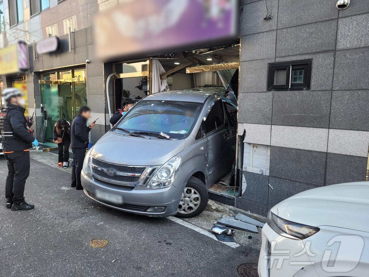 본문 이미지 - 18일 울산 남구 신정동에서 발생한 사고.(울산경찰청제공)