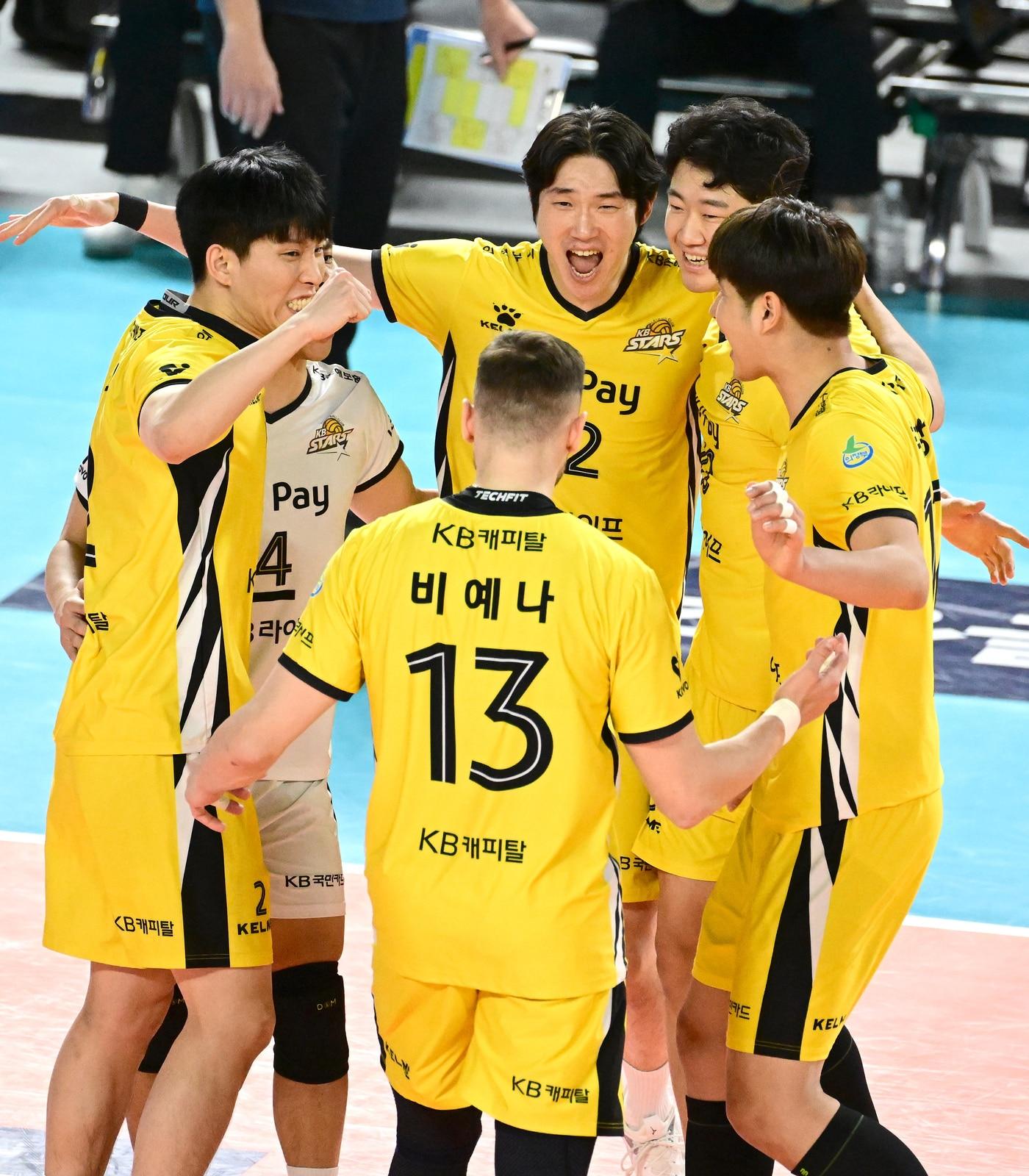 본문 이미지 - KB손해보험이 삼성화재를 제압했다.(KOVO 제공)