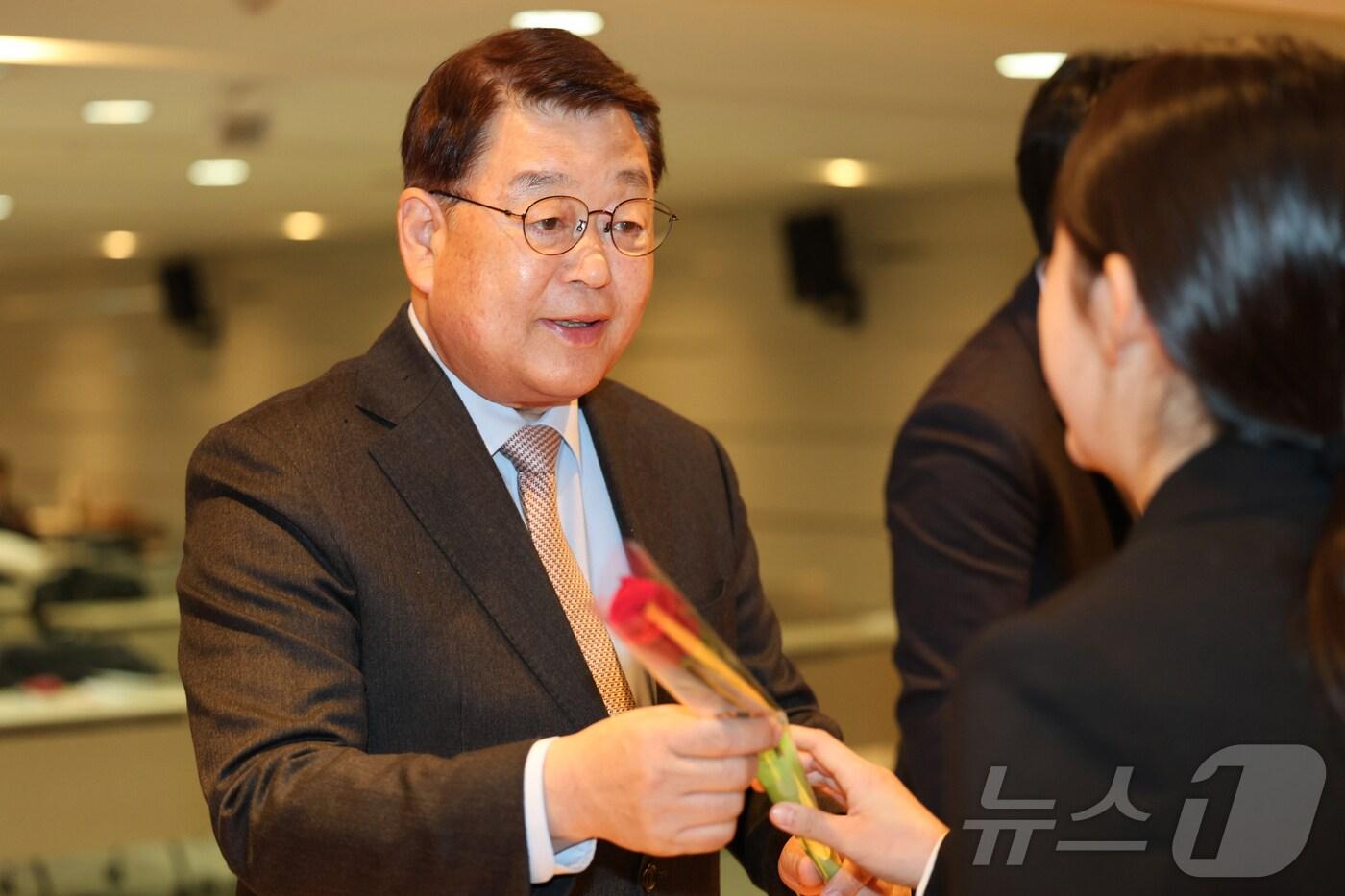 박성효 소진공 이사장이 11월 29일 대전 공단본부에서 개최된 신입직원 임용식에서 임용장을 수여하고 있다. (소진공 제공)