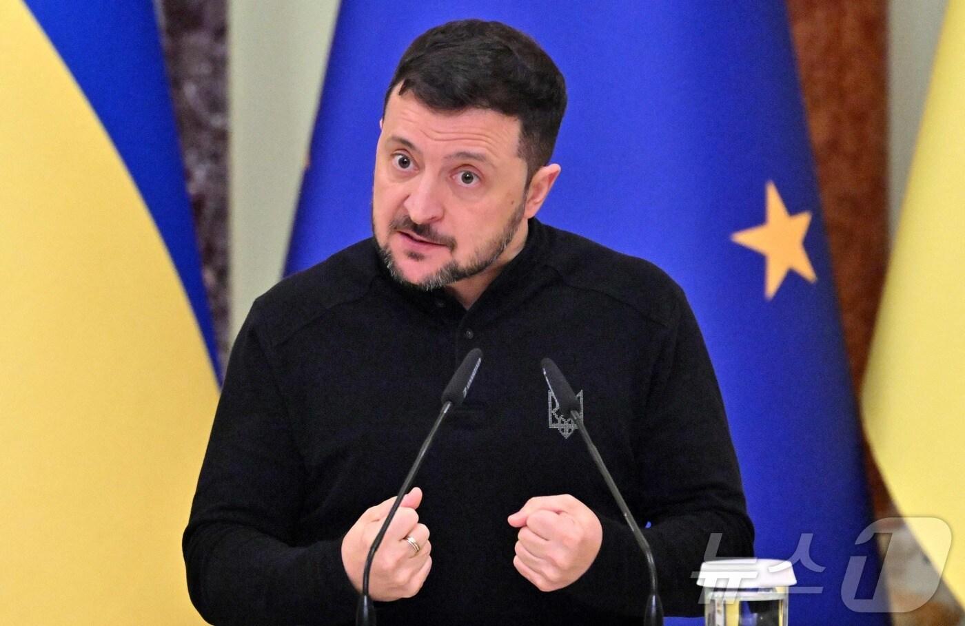 볼로디미르 젤렌스키 우크라이나 대통령이 1일 (현지시간) EU 지도부가 출범한 첫날 키이우를 방문한 안토니우 코스타 EU 정상회의 상임의장과 기자회견을 갖고 "러시아와 협상에 앞서 우리는 강해져야 한다＂고 밝히고 있다. 2024.12.02 ⓒ AFP=뉴스1 ⓒ News1 우동명 기자