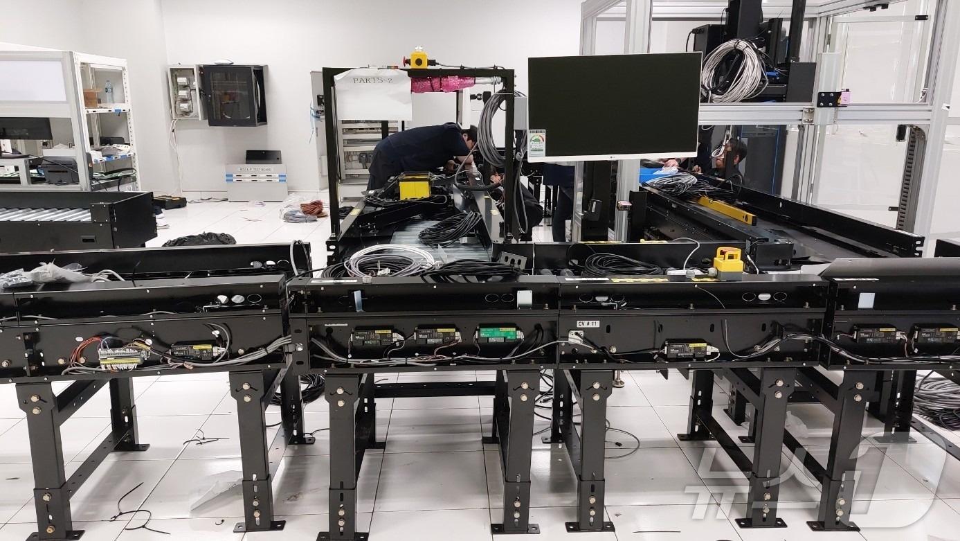 본문 이미지 - 스마트팩토리 교육센터 내 실습공간 '제조물류랩' 전경 (중기부 제공)