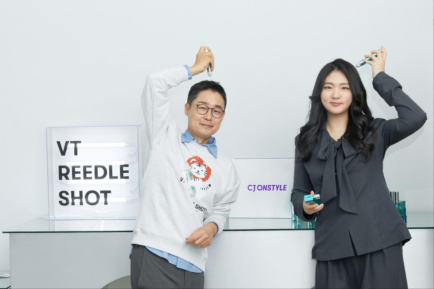 김다예 CJ온스타일 뷰티사업2팀 MD(오른쪽)와 최철호 브이티 부사장이 CJ온스타일과 브이티가 공동기획한 PDRN 리들샷 두피앰플을 소개하고 있다. (CJ온스타일 제공)