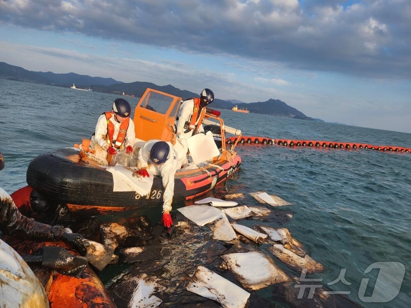 본문 이미지 - 여수해경이 1일 오후 돌산 앞바다 해상 정박지 화물선에서 급유 중 유출이 발생하면서 긴급방제를 하고 있다.(여수해경 제공)2024.12.02./뉴스1