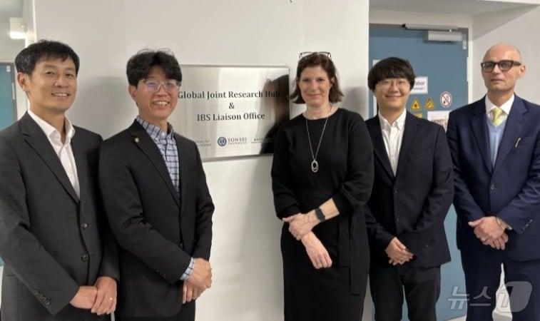 본문 이미지 - 왼쪽부터 강동우 IBS 전략정책실장, 심시보 IBS 글로벌커뮤니케이션실장, 크리스티안 하우프트 막스플랑크연구회 아시아협력책임자, 이정욱 IBS 나노의학 연구단 연구교수, 요아킴 스파츠 막스플랑크 의학연구소장이 BS 협력사무소 현판식에서 기념촬영을 하고 있다.(IBS 제공)/뉴스1