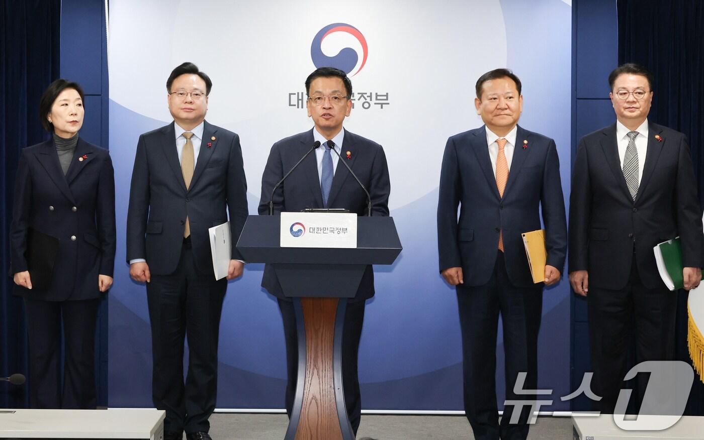 본문 이미지 - 최상목 경제부총리 겸 기획재정부 장관이 2일 서울 종로구 정부서울청사에서 야당 단독감액안 정부입장 합동 브리핑을 하고 있다. 왼쪽부터 오영주 중소벤처기업부 장관, 조규홍 보건복지부 장관, 최 부총리, 이상민 행정안전부 장관, 방기선 국무조정실장. 2024.12.2/뉴스1 ⓒ News1 허경 기자