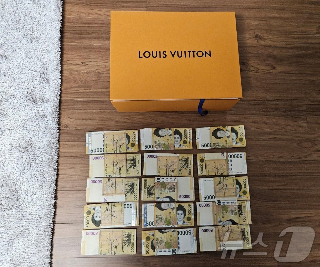 본문 이미지 - 용인시가 한 고액 상습 체납자의 가택에서 발견해 징수한 현금 다발.(용인시 제공)