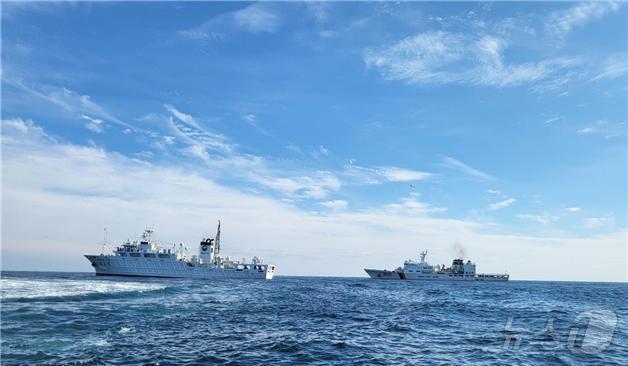 본문 이미지 - 해수부와 해경의 중국어선 불법어업 합동단속 모습(해양수산부 제공)