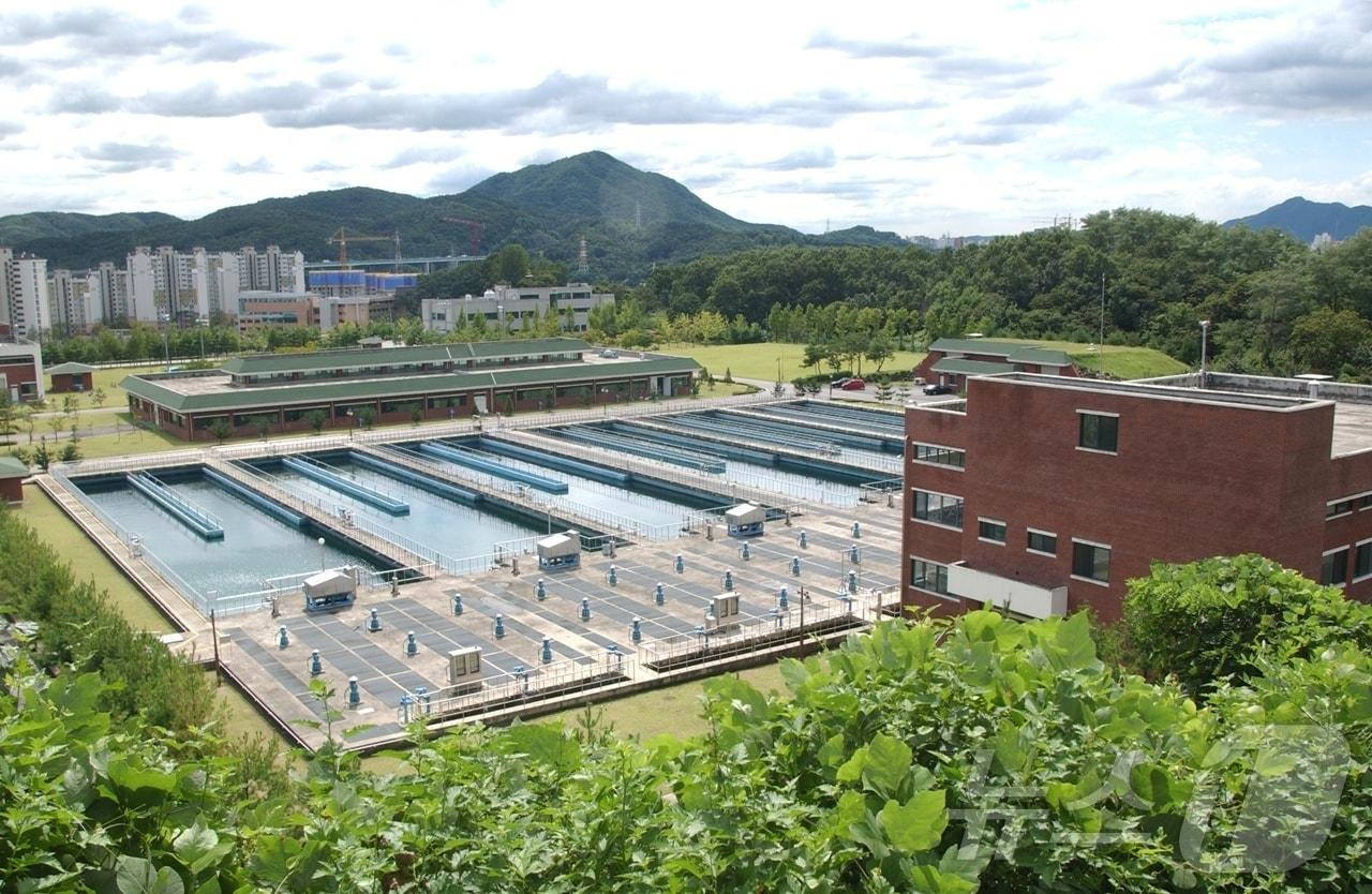 본문 이미지 - 경기 안양시가 ‘2024년 상수도 업무 성과평가’에서 2년 연속 우수기관으로 선정됐다. 사진은 청계통합정수장 전경.(안양시 제공)/