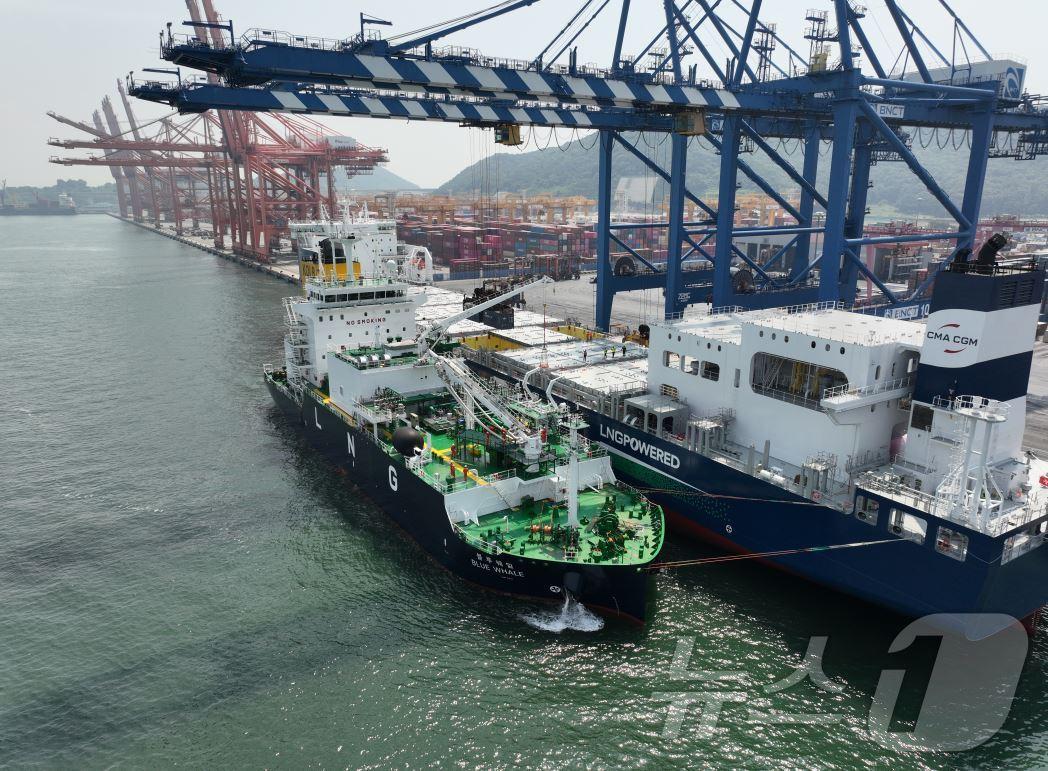 본문 이미지 - 국내 최초 LNG 추진 '컨' 선박 벙커링·하역 동시작업(해양수산부 제공)