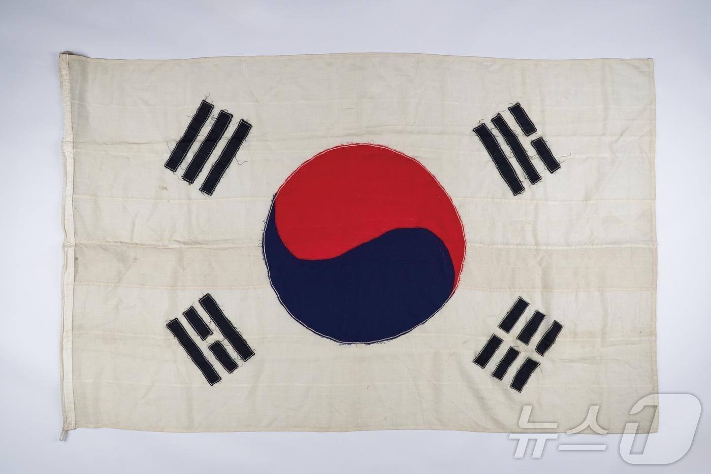 본문 이미지 - 12월 이달의 해양유물로 선정된 '동해호 게양 태극기'(국립인천해양박물관 제공)