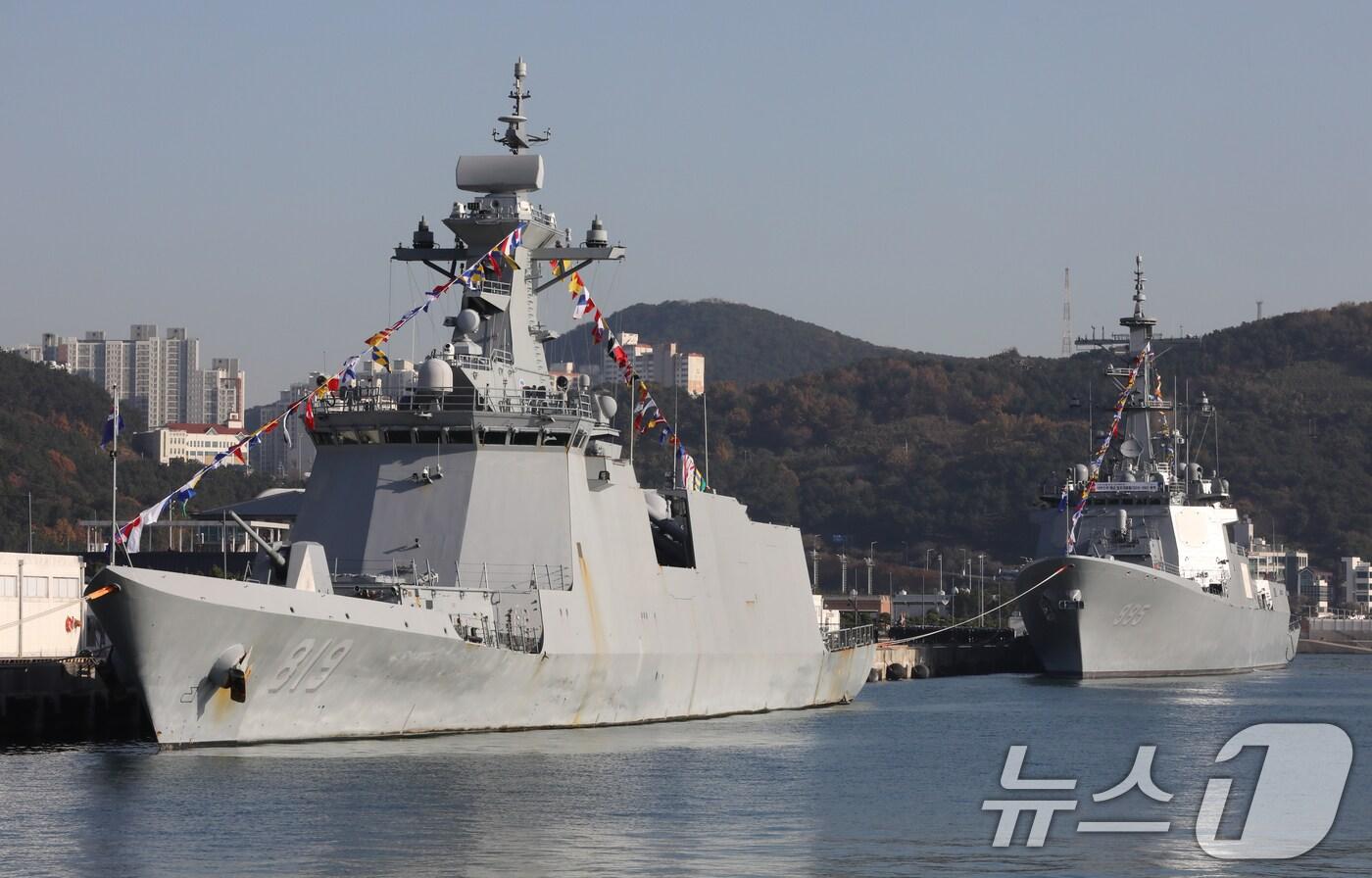 본문 이미지 - 2일 오전 부산 남구 해군작전사령부 부산작전기지에 해군 최신예 이지스구축함 '정조대왕함'(DDG-995·오른쪽)과 신형 호위함 '경남함'(FFG-Ⅱ)이 정박해 있다. 2024.12.2/뉴스1 ⓒ News1 윤일지 기자