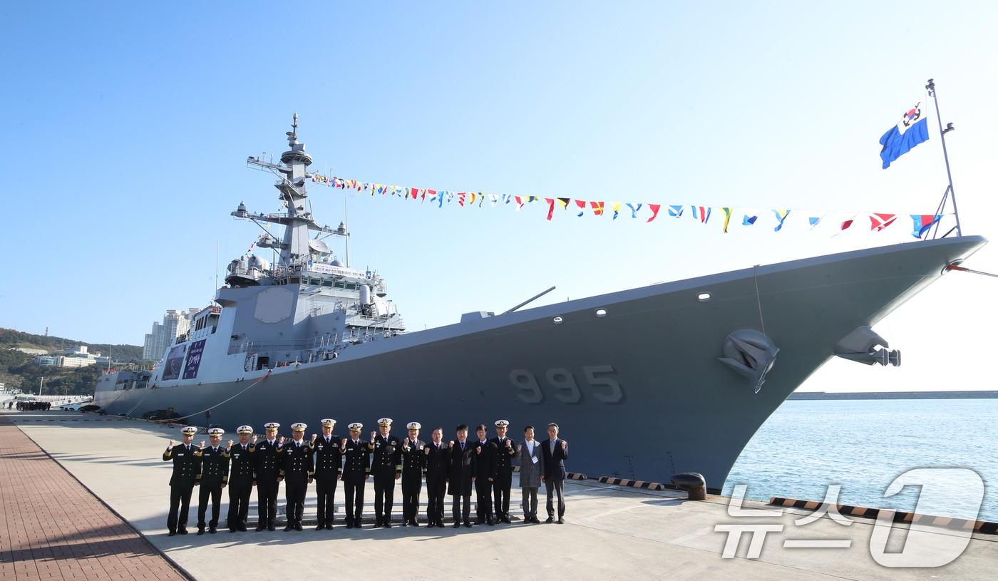 2일 오전 부산 남구 해군작전사령부 부산작전기지에서 열린 해군 최신예 이지스구축함 '정조대왕함'(DDG-995) 취역식에서 황선우 해군작전사령관을 비롯한 참석자들이 기념촬영을 하고 있다. 2024.12.2/뉴스1 ⓒ News1 윤일지 기자