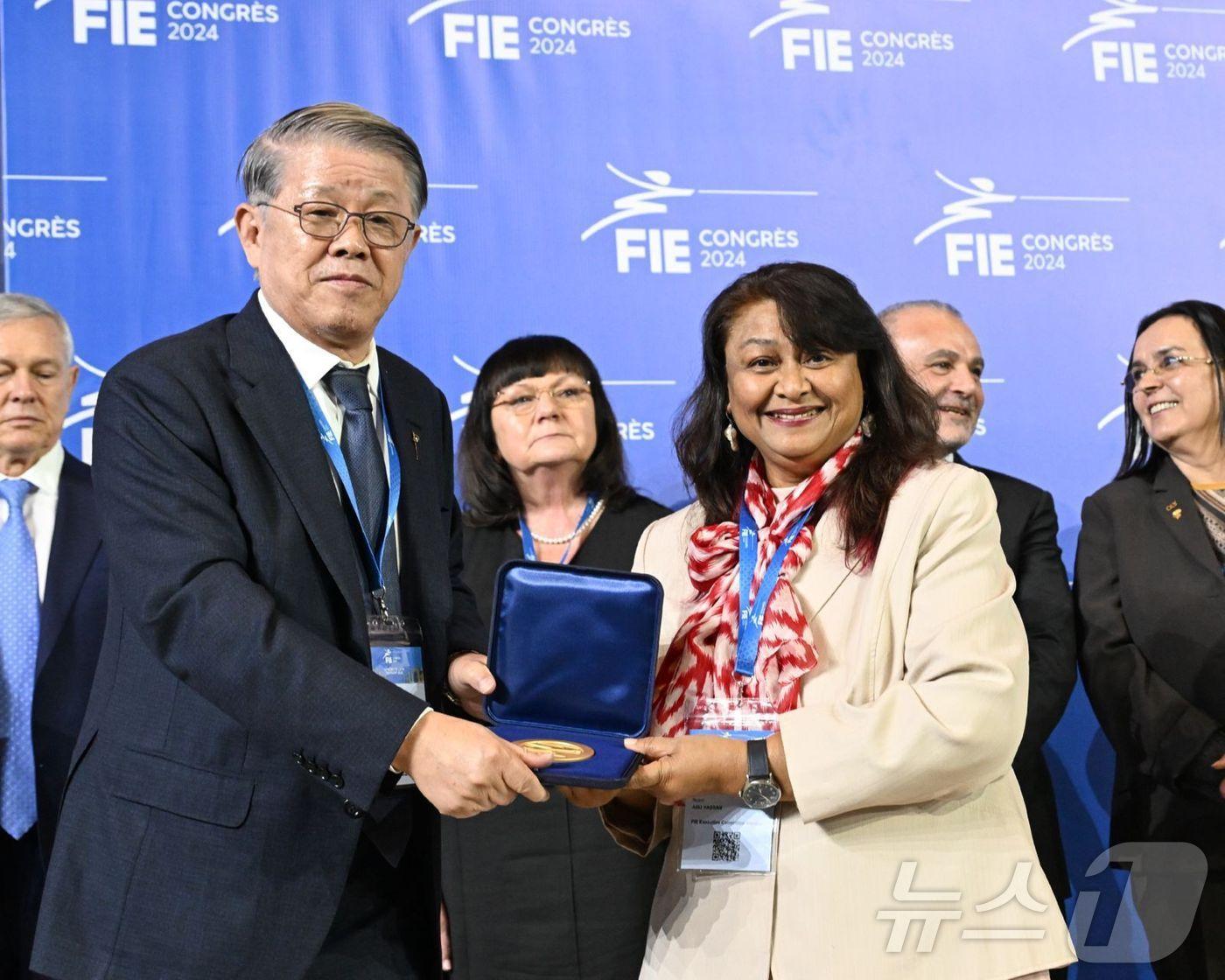 본문 이미지 - 최신원 대한펜싱협회 회장(왼쪽)이 아시아펜싱연맹으로 3연속 당선됐다. (대한펜싱협회 제공)