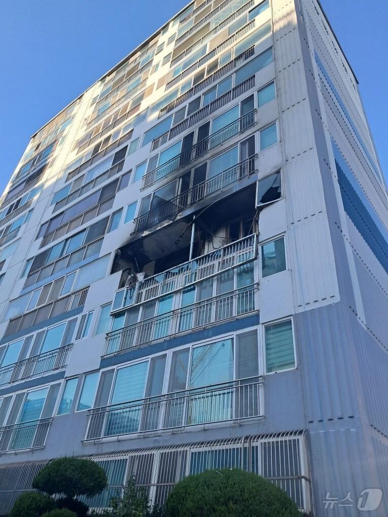 본문 이미지 - 2일 오전 11시 33분쯤 경북 포항시 두호동 12층 아파트 4층에서 원인을 알 수 없는 불이 났다.(경북소방 제공) 2024.12.2/뉴스1