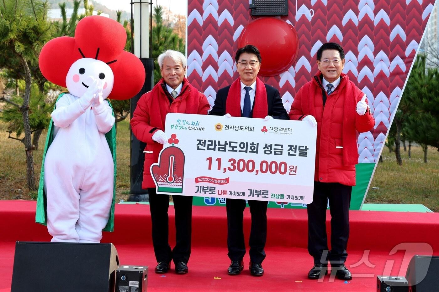 본문 이미지 - 김태균 전남도의회 의장(가운데)이  '희망 2025 나눔 캠페인' 사랑의 온도탑 제막식에서 성금을 전달한 뒤 김영록 전남지사(오른 쪽) 등과 기념사진을 찍고 있다.(전남도의회 제공)/뉴스1 