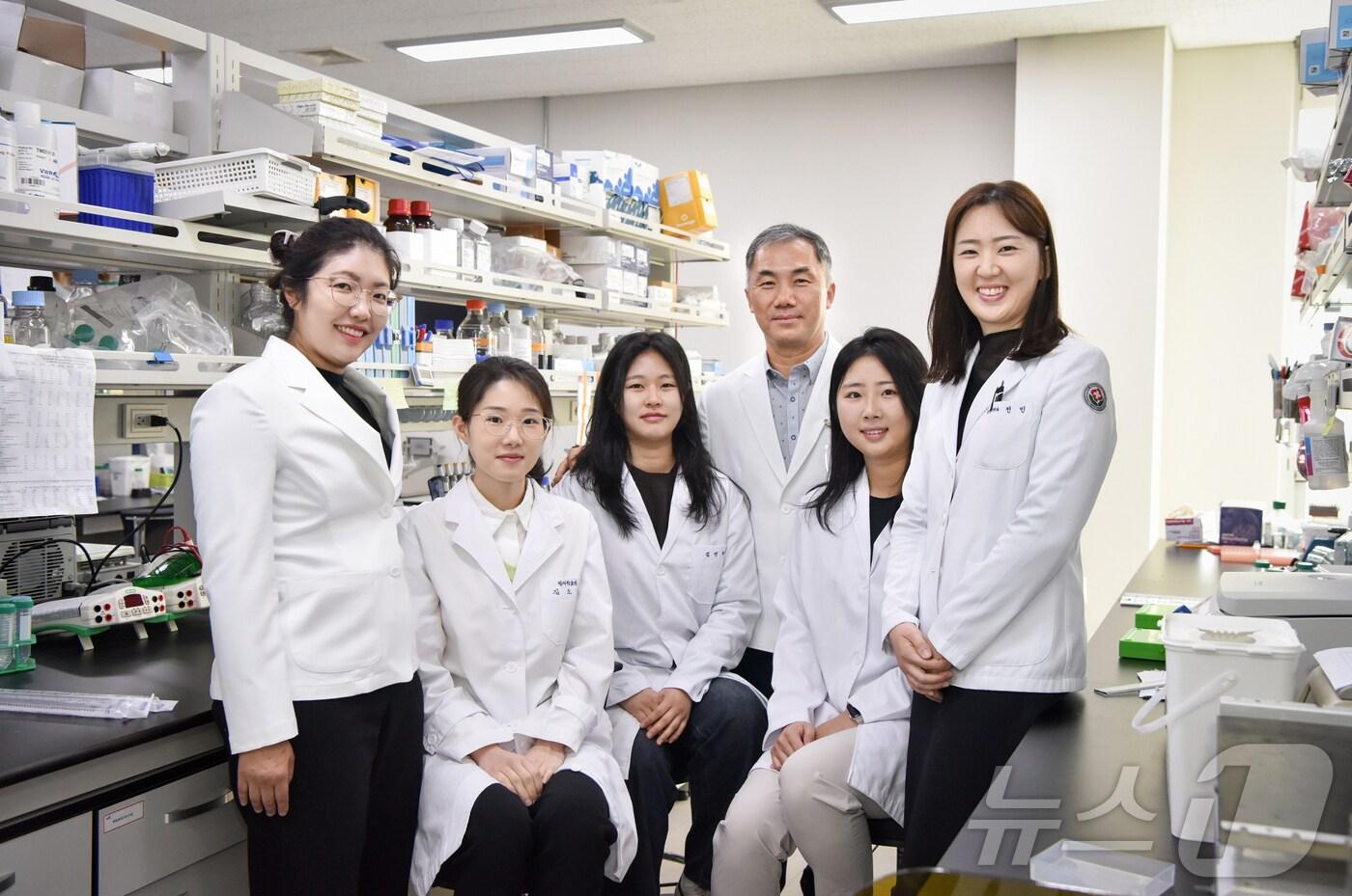 화순전남대병원의 이수진 교수, 김소연 연구원, 김민하 연구원, 김형석 교수, 이수현 연구원, 전민 교수.(화순전남대병원 제공) 2024.12.2