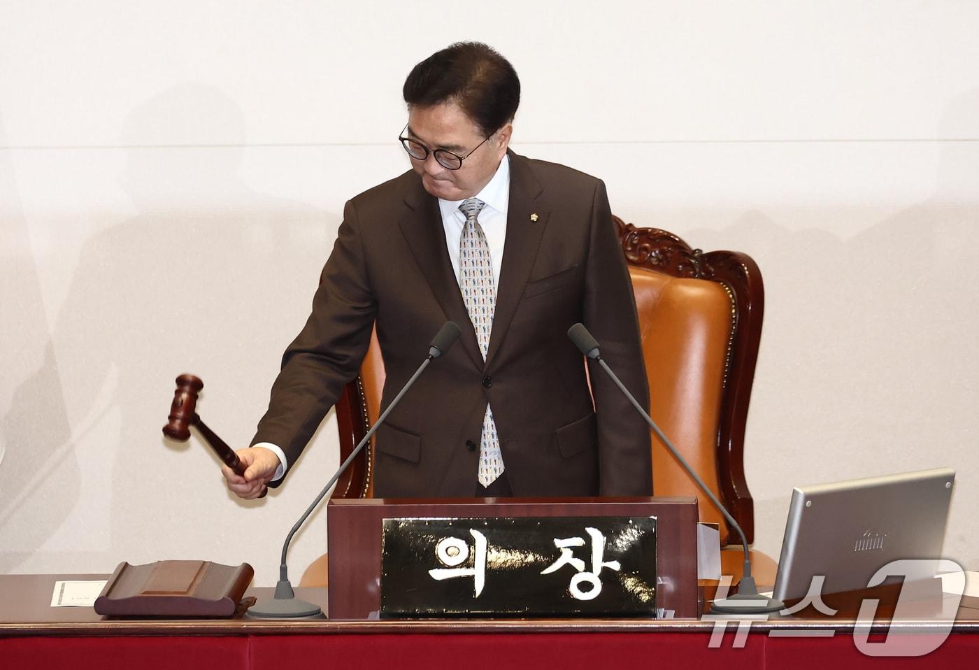 우원식 국회의장이 2일 오후 서울 여의도 국회에서 열린 제418회국회(정기회) 제14차 본회의에서 의사봉을 두드리고 있다. 2024.12.2/뉴스1 ⓒ News1 김민지 기자