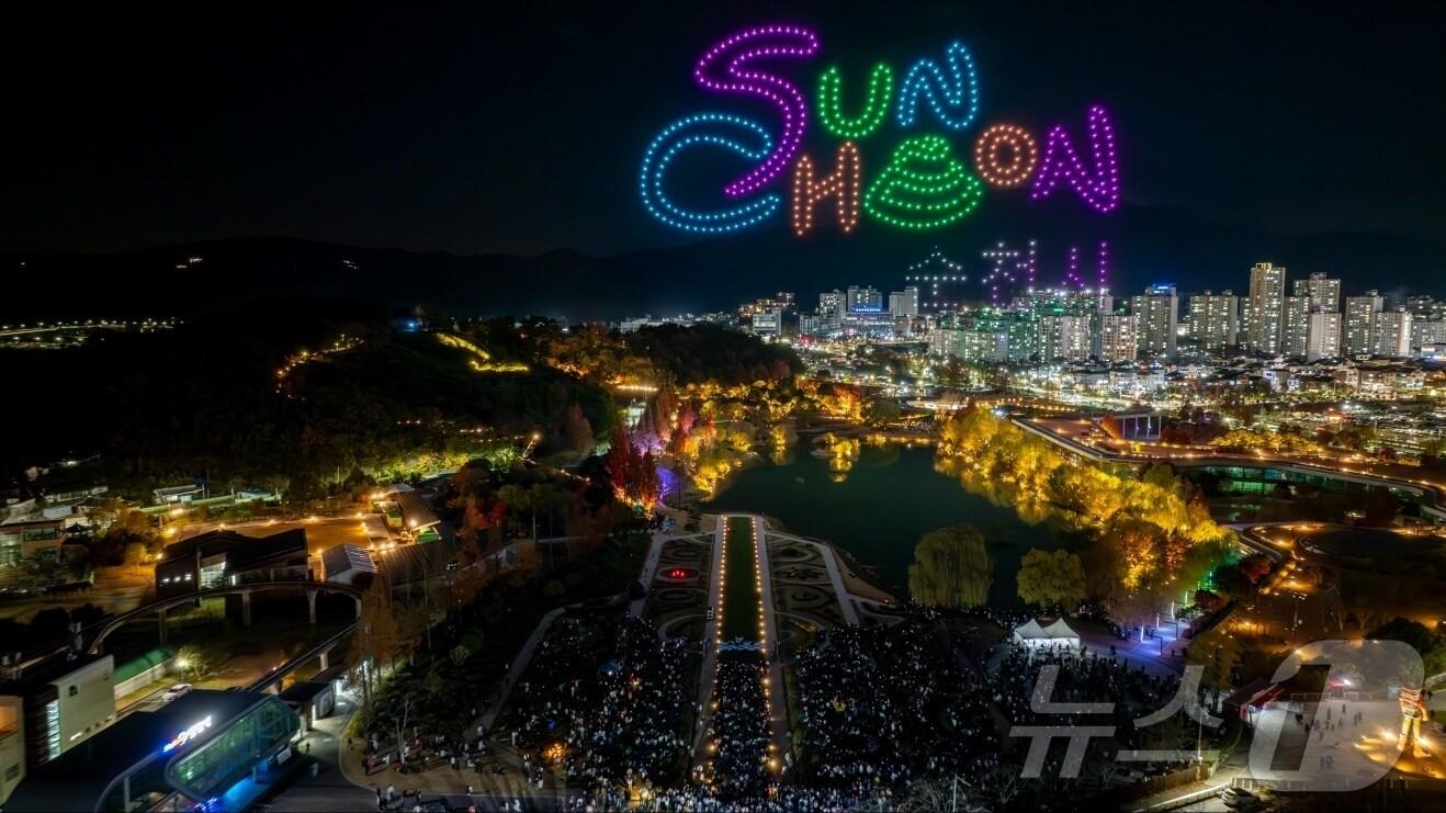 본문 이미지 - 지난달 30일 전남 순천만국가정원 스페이스허브에서 드론라이트쇼가 열리고 있다.(순천시 제공)2024.12.2/뉴스1