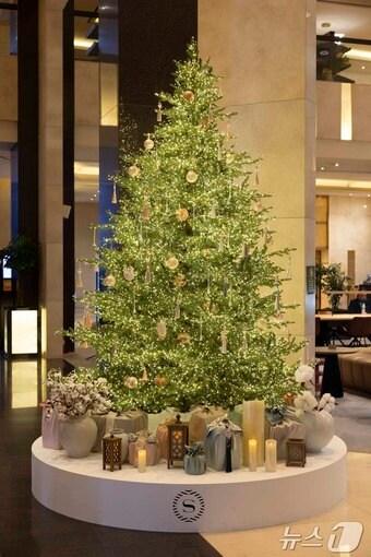 본문 이미지 - K-하트 크리스마스 트리(쉐라톤 그랜드 인천 호텔 제공) / 뉴스1
