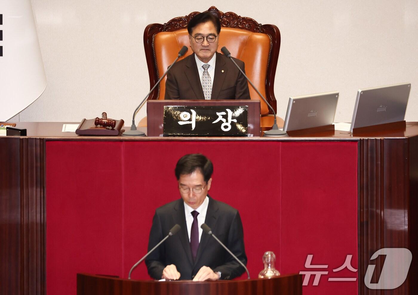 우원식 국회의장이 2일 오후 서울 여의도 국회에서 열린 제418회국회(정기회) 제14차 본회의에서 정명호 국회 의사국장의 최재해 감사원장, 이창수 서울중앙지검장, 조상원 4차장검사, 최재훈 반부패수사2부장 등에 대한 탄핵소추안 보고를 듣고 있다. 2024.12.2/뉴스1 ⓒ News1 김민지 기자