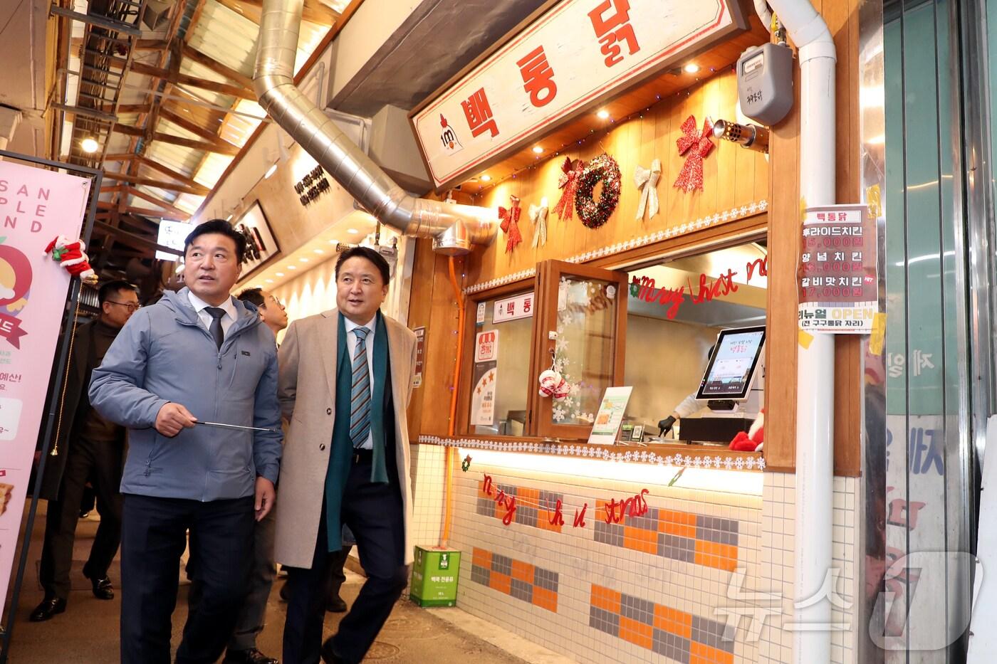 본문 이미지 - 김영환 충북지사가 충남 예산시장을 둘러보고 있다. (충북도 제공)