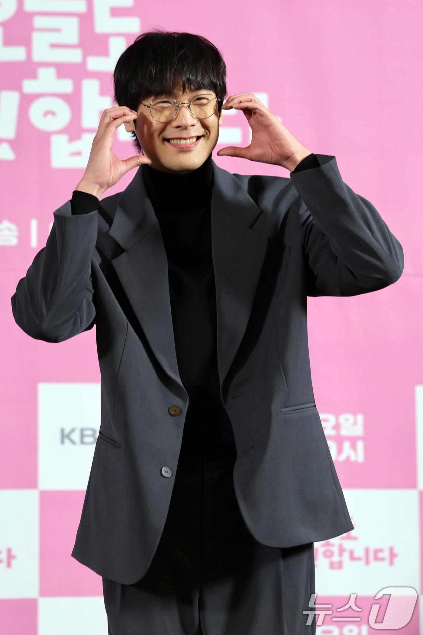 본문 이미지 - 배우 최다니엘이 2일 오후 서울 마포구 상암 스탠포드호텔에서 열린 KBS Joy 새 드라마 '오늘도 지송!합니다' 제작발표회에서 포즈를 취하고 있다. 2024.12.2/뉴스1 ⓒ News1 황기선 기자