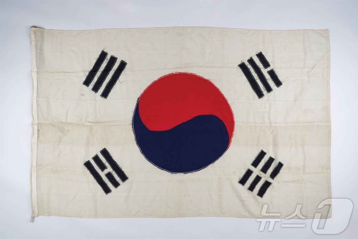 동해호 게양 태극기(국립인천해양박물관 제공) / 뉴스1