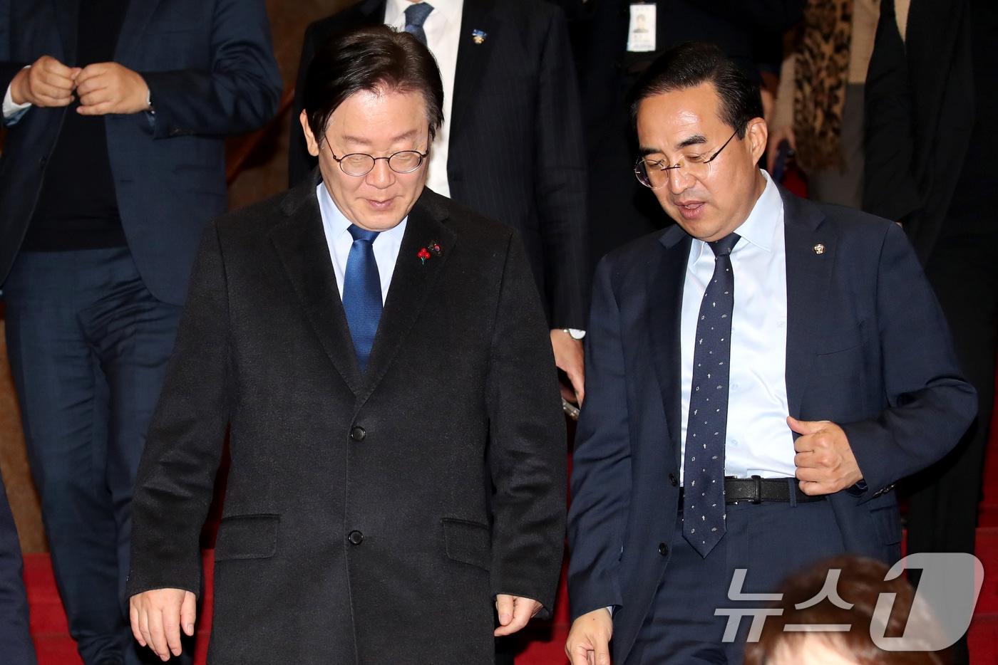 2024년 12월 2일 당시 이재명 더불어민주당 대표가 서울 여의도 국회에서 열린 본회의를 마친뒤 박홍근 의원과 대화하며 이동하고 있다. 2024.12.2/뉴스1 ⓒ News1 이광호 기자